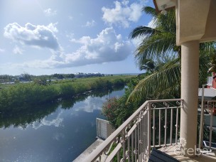 1 Br House With Large Dock