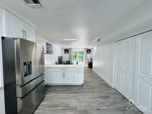 23 Tropical Breeze  Renovated Townhome On Crewe Road.