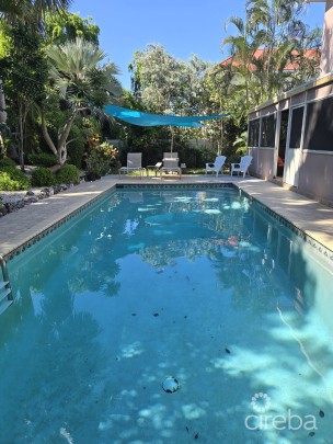 Pet Friendly - 3 Bed / 3 Bathroom Half Duplex With Pool And Fenced Yard