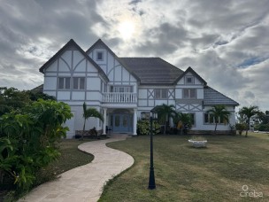 Spacious 4-bedroom Home With Pool In The Shores