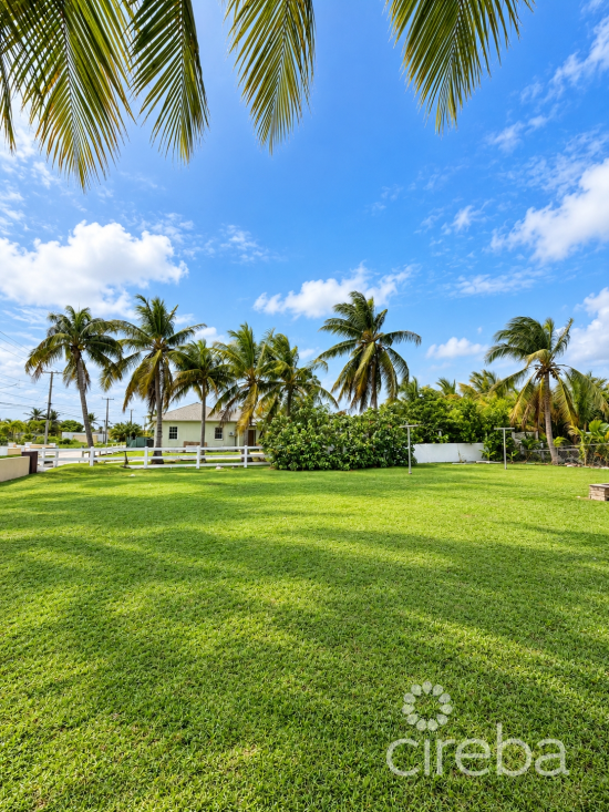1 Bedroom 1 Bathroom - Shared Kitchen- Large Yard