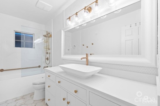 2 Bed/2 Bath Duplex With Garden.
