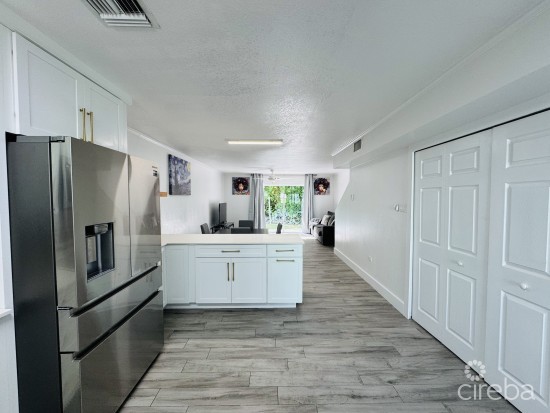 23 Tropical Breeze  Renovated Townhome On Crewe Road.