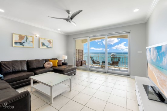 Beat The Traffic - Beautiful Beachfront Residence With Garage Parking