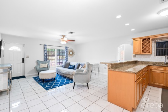 Delightful Wb 2/2 Duplex Home With Garden