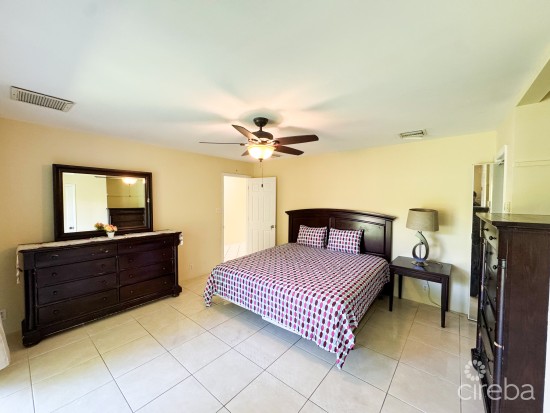 Master Bedroom In Shared 3 Bed 2.5 Bath House