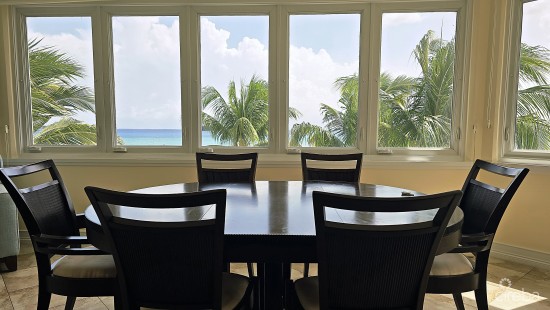 Poinsettia - Oceanfroont Seven Mile Beach Condo