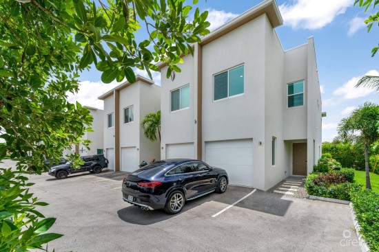Prime West Bay Rd Corridor - Eleven Parc