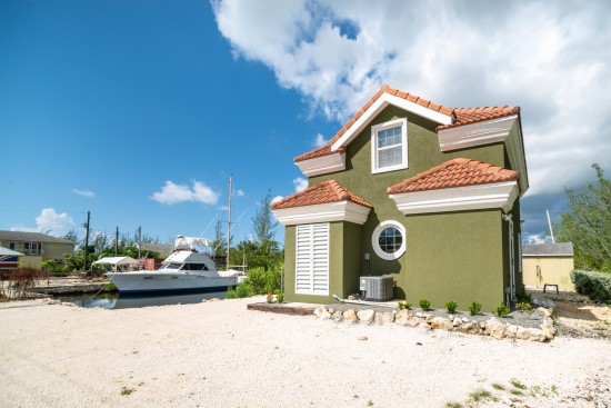 Available Now : Canal-front 2 Bedroom Cottage