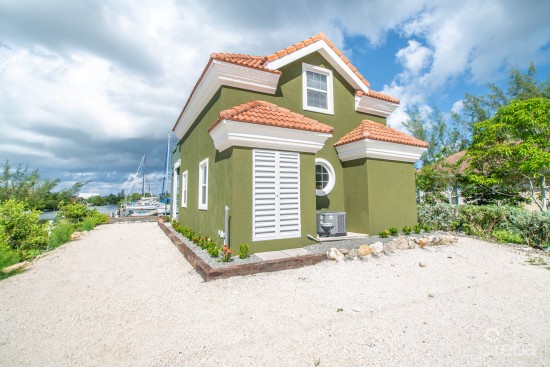 Quaint Canal Front 2-bedroom Cottage