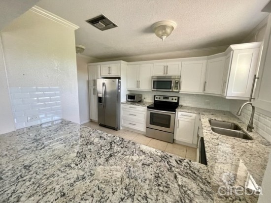 South Church St 2 Bed W/ Den, 2 Bath Apt