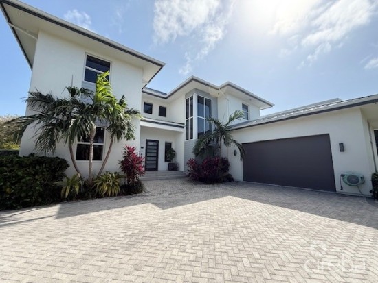 Yacht Club 5 Bed Family Home